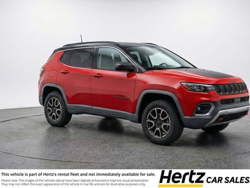 Used 2025 Jeep Compass Trailhawk image 1