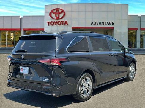 Used 2023 Toyota Sienna XSE AWD/4WD image 7