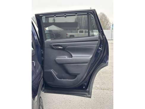 Used 2022 Toyota Highlander XLE image 17