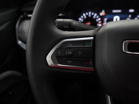 Used 2025 Jeep Compass Latitude AWD/4WD image 25