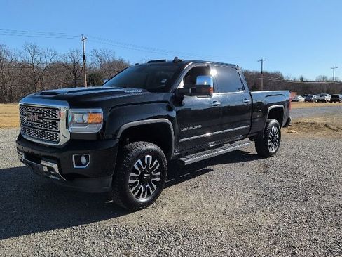 Used 2019 GMC Sierra 2500 Denali w/ Duramax Plus Package image 2
