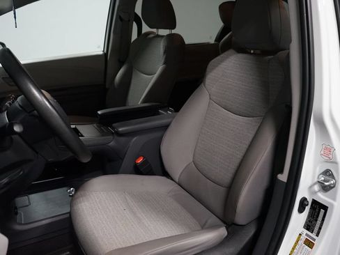 Used 2023 Toyota Sienna LE FWD image 6