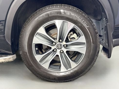 Used 2022 Toyota Highlander XLE AWD/4WD image 32
