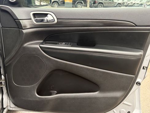 Used 2019 Jeep Grand Cherokee Laredo AWD/4WD image 16