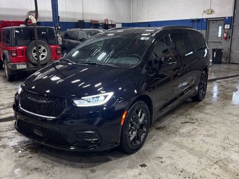 New 2026 Chrysler Pacifica Select image 1