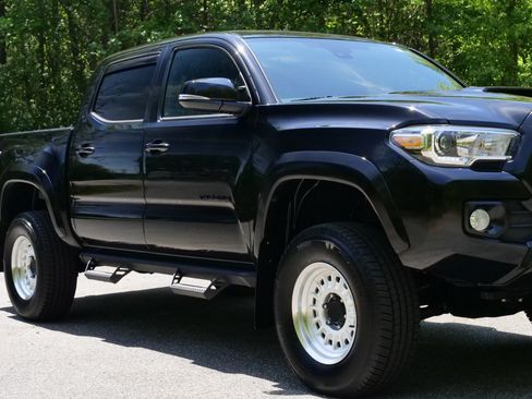 Used 2022 Toyota Tacoma TRD Sport AWD/4WD image 29