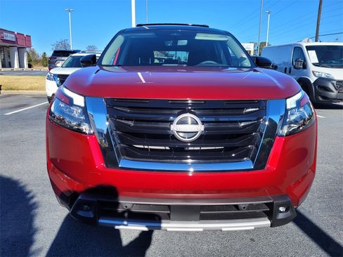 Used 2025 Nissan Pathfinder SL image 2