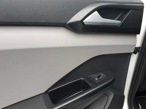 Used 2022 Volkswagen Taos SEL w/ Panoramic Sunroof Package image 19