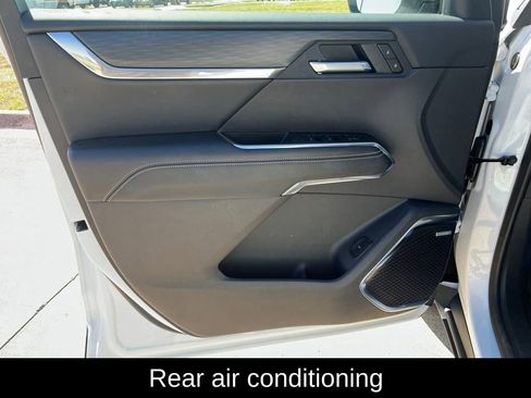 Used 2025 GMC Acadia Elevation image 11