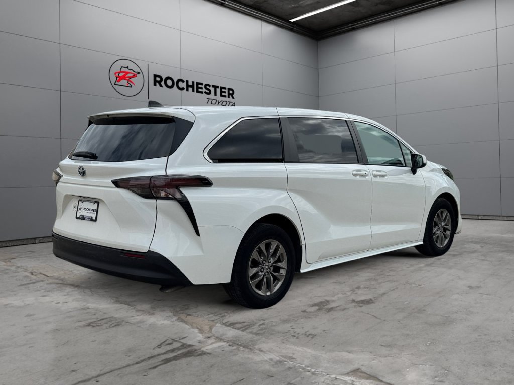 Used 2023 Toyota Sienna LE AWD/4WD image 5