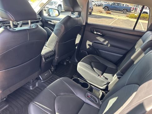 Used 2023 Toyota Highlander L image 21