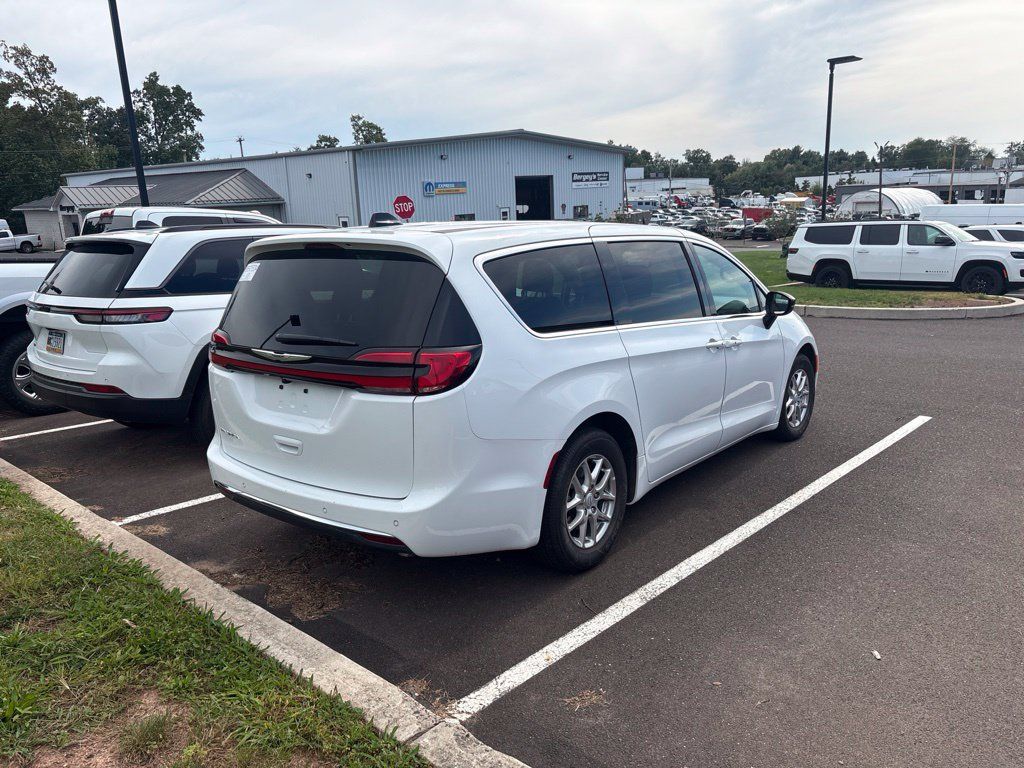 Used 2026 Chrysler Pacifica Select FWD image 2