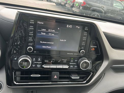 Used 2021 Toyota Highlander XLE AWD/4WD image 14