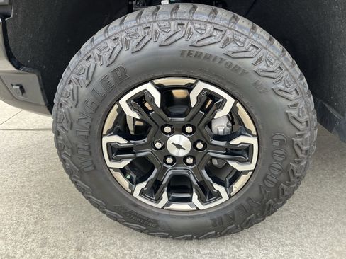 Used 2025 Chevrolet Silverado 1500 ZR2 w/ Technology Package image 13