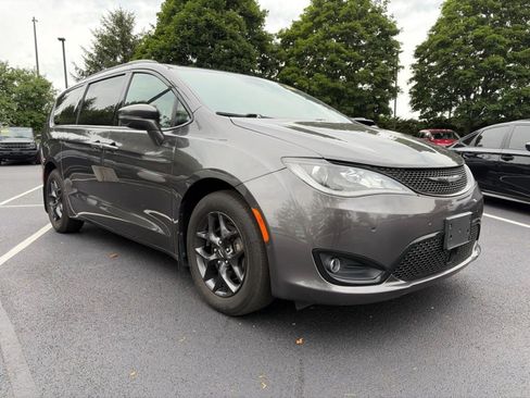 Used 2020 Chrysler Pacifica Limited w/ Advanced Safetytec Group FWD image 3