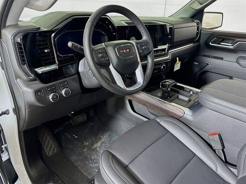 New 2026 GMC Sierra 1500 SLT image 5