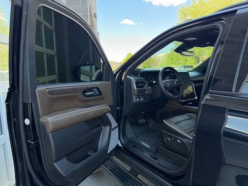 Used 2025 GMC Yukon Denali Ultimate AWD/4WD image 32
