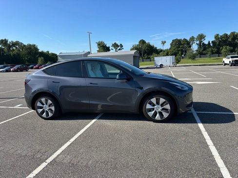 Used 2022 Tesla Model Y Long Range AWD/4WD image 3
