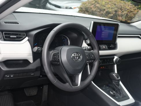 Used 2025 Toyota RAV4 XLE Premium AWD/4WD image 9