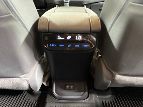 Used 2020 Toyota Highlander L AWD/4WD image 14