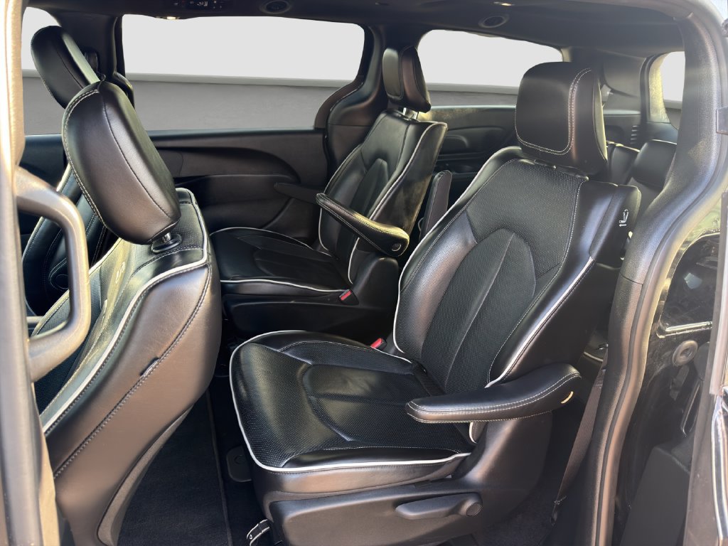 Used 2024 Chrysler Pacifica Premium FWD image 12