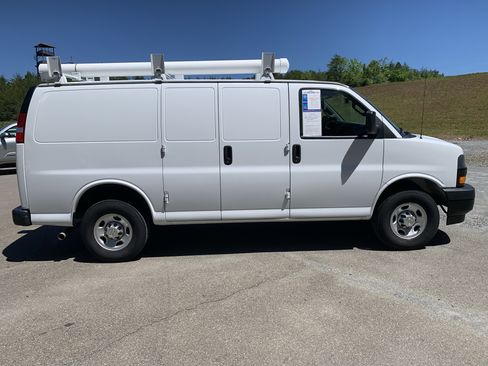 Used 2024 Chevrolet Express 2500 w/ Driver Convenience Package RWD image 11