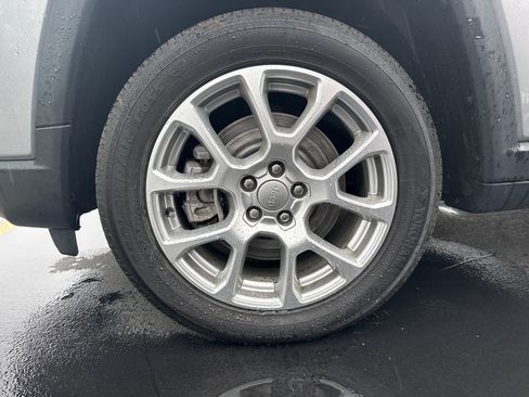 Used 2023 Jeep Compass Latitude AWD/4WD image 2
