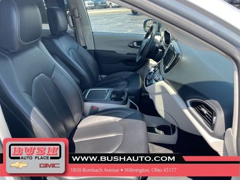 Used 2024 Chrysler Pacifica Touring-L image 25