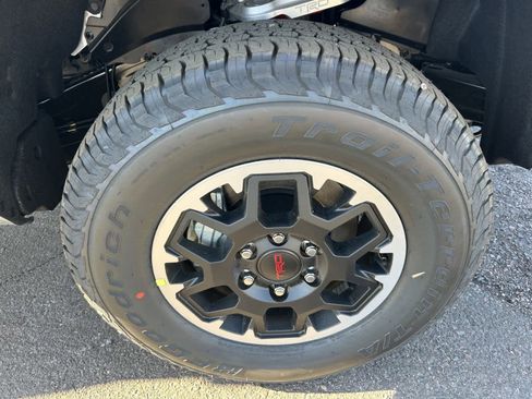 Used 2025 Toyota Tacoma TRD Off-Road image 10