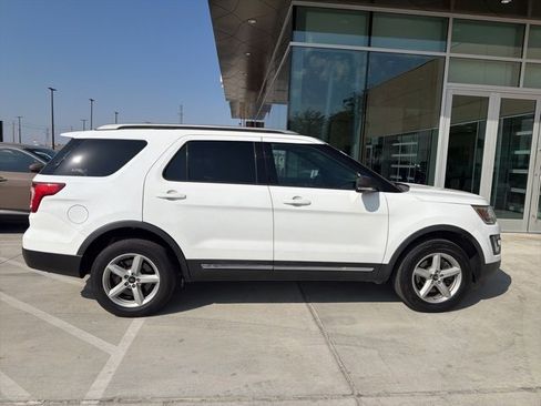 Used 2017 Ford Explorer XLT w/ Equipment Group 202A image 7