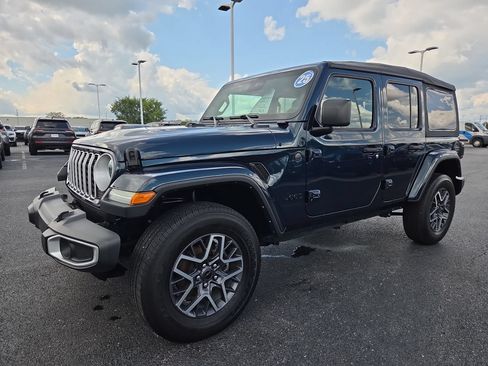 Used 2025 Jeep Wrangler Unlimited Sahara AWD/4WD image 3