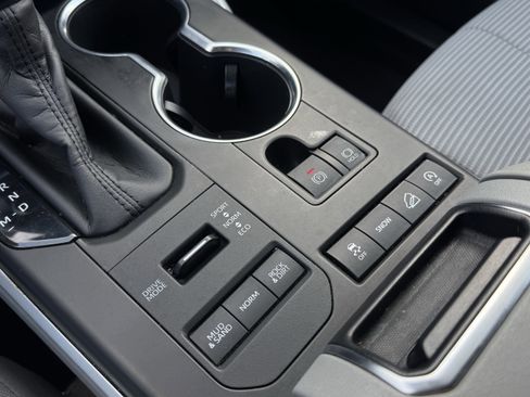 Used 2020 Toyota Highlander LE image 22