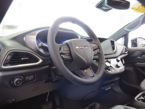 New 2026 Chrysler Pacifica Select w/ S Appearance Package image 21