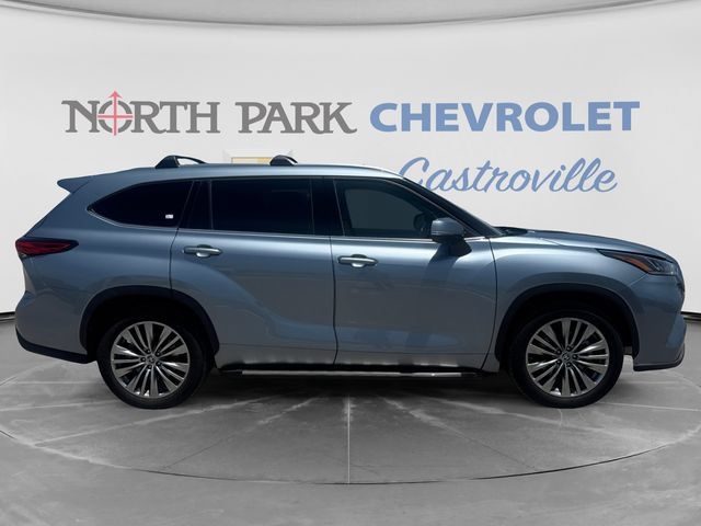 Used 2022 Toyota Highlander Platinum FWD image 2