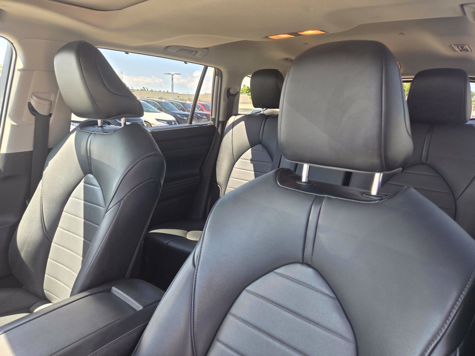Used 2021 Toyota Highlander XLE AWD/4WD image 14