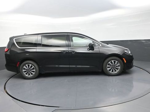 Used 2024 Chrysler Pacifica Limited FWD image 15