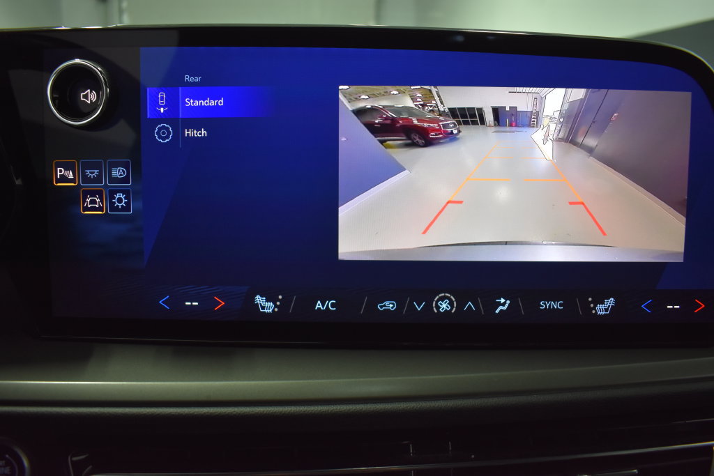 Used 2025 Chevrolet Traverse LT FWD image 29