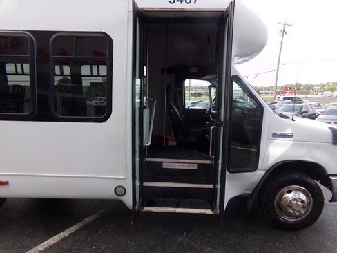 Used 2011 Ford E-350 and Econoline 350 Super Duty w/ Shuttle Bus Prep Pkg RWD image 5