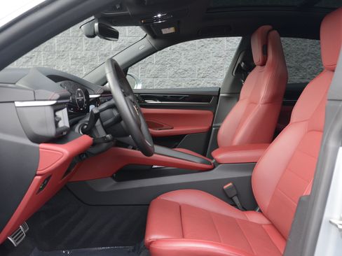 Certified 2025 Porsche Macan 4S Electric AWD/4WD image 5