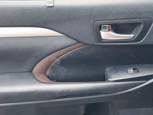 Used 2019 Toyota Highlander XLE FWD image 29