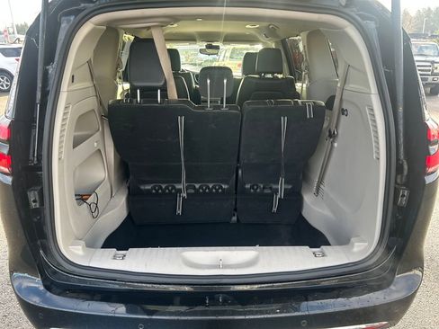 Used 2024 Chrysler Pacifica Touring-L image 33