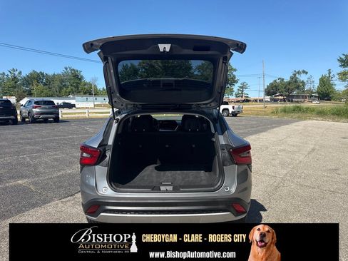 Used 2025 Chevrolet Trax LT FWD image 20