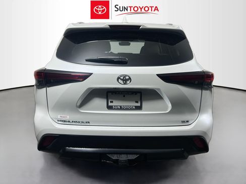 Used 2024 Toyota Highlander XLE FWD image 5
