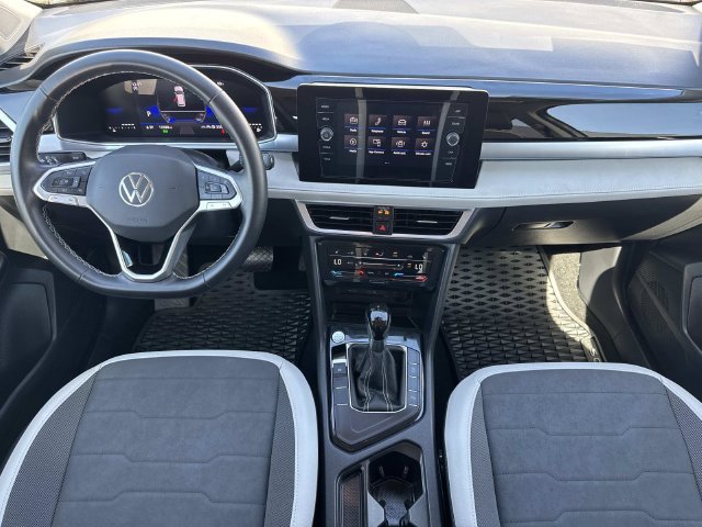 Certified 2025 Volkswagen Taos SE FWD image 9