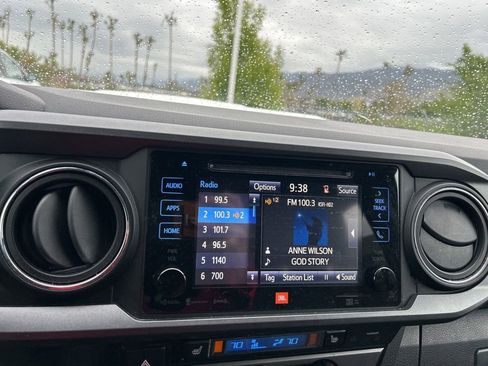 Used 2017 Toyota Tacoma TRD Sport AWD/4WD image 28