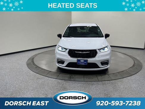 Used 2024 Chrysler Pacifica Touring-L image 3