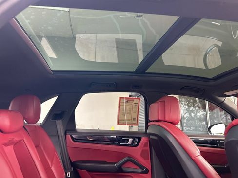Used 2022 Porsche Cayenne w/ Premium Package Plus AWD/4WD image 30