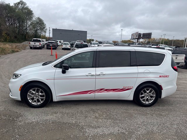 Used 2025 Chrysler Pacifica Select FWD image 5