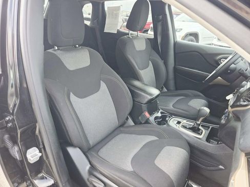 Used 2018 Jeep Cherokee Latitude FWD image 15