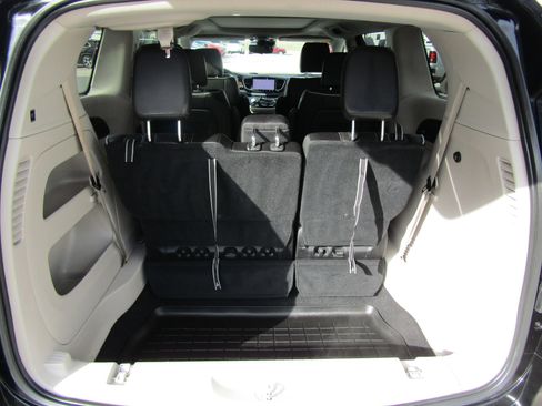 Used 2023 Chrysler Pacifica Limited image 15